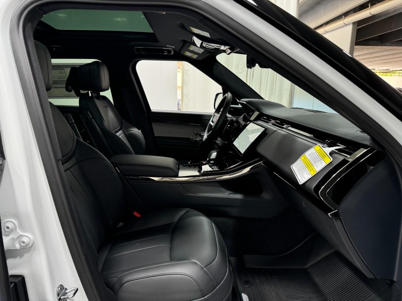 Land Rover Range Rover Sport Vehicle Full-screen Gallery Image 18