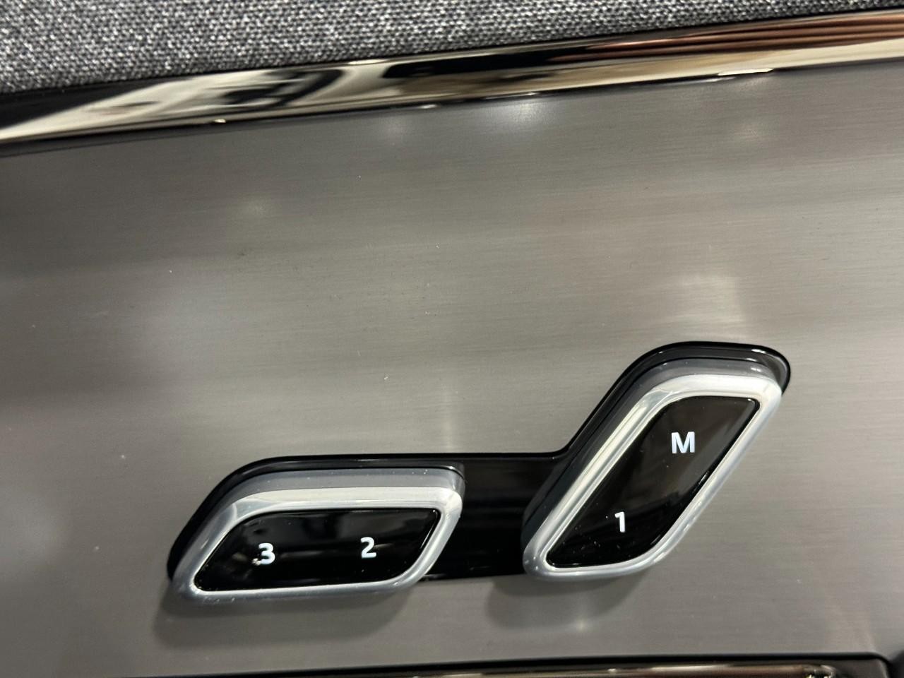 Land Rover Range Rover Sport Vehicle Full-screen Gallery Image 21