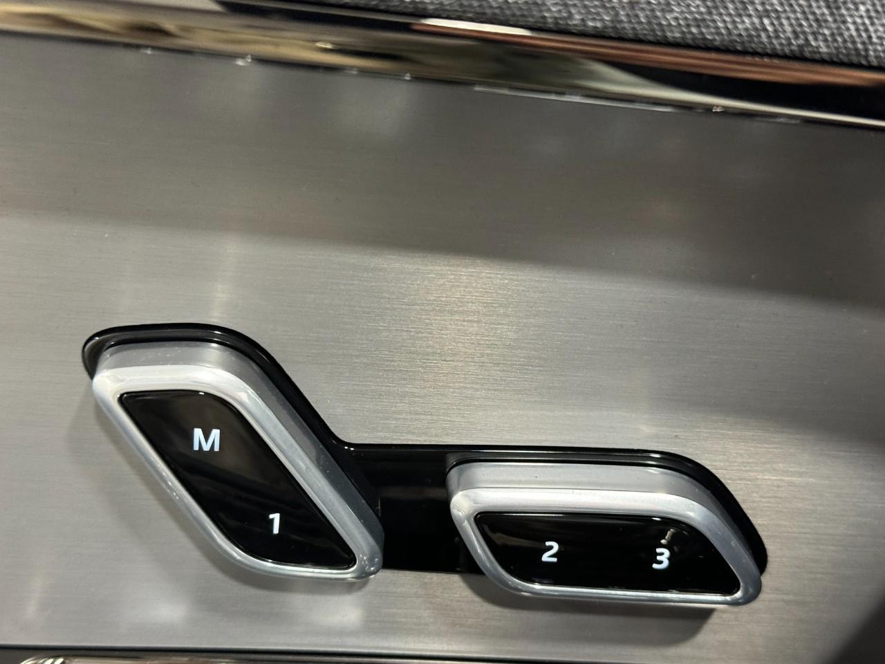 Land Rover Range Rover Sport Vehicle Full-screen Gallery Image 24