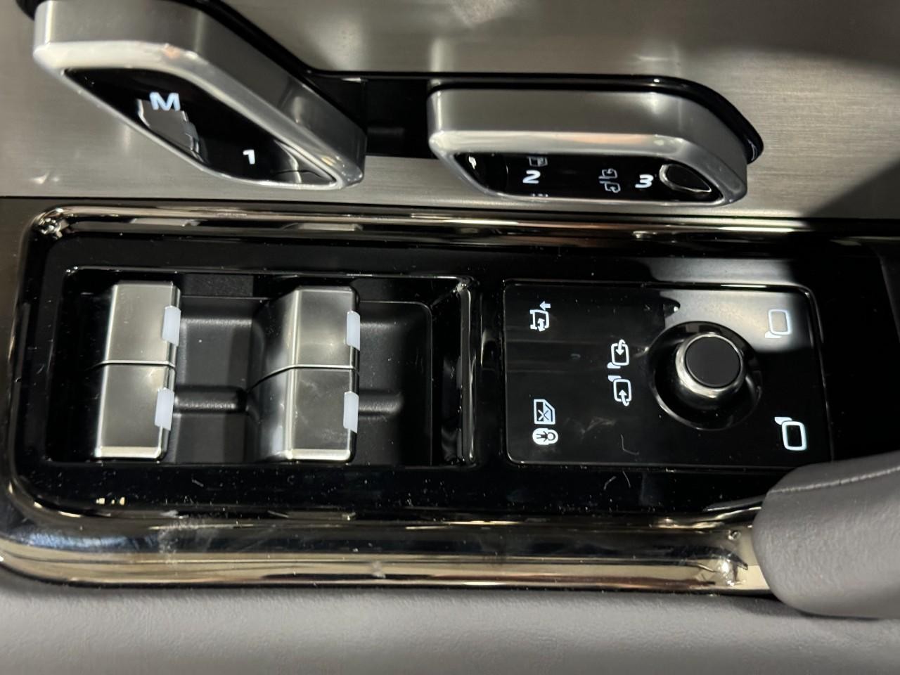 Land Rover Range Rover Sport Vehicle Full-screen Gallery Image 25