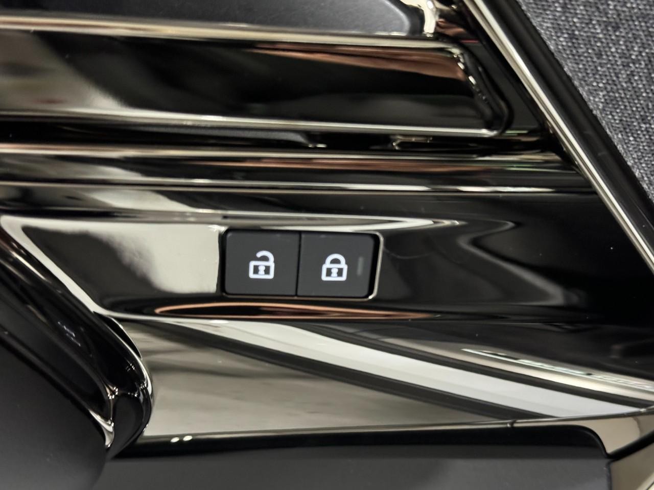 Land Rover Range Rover Sport Vehicle Full-screen Gallery Image 26