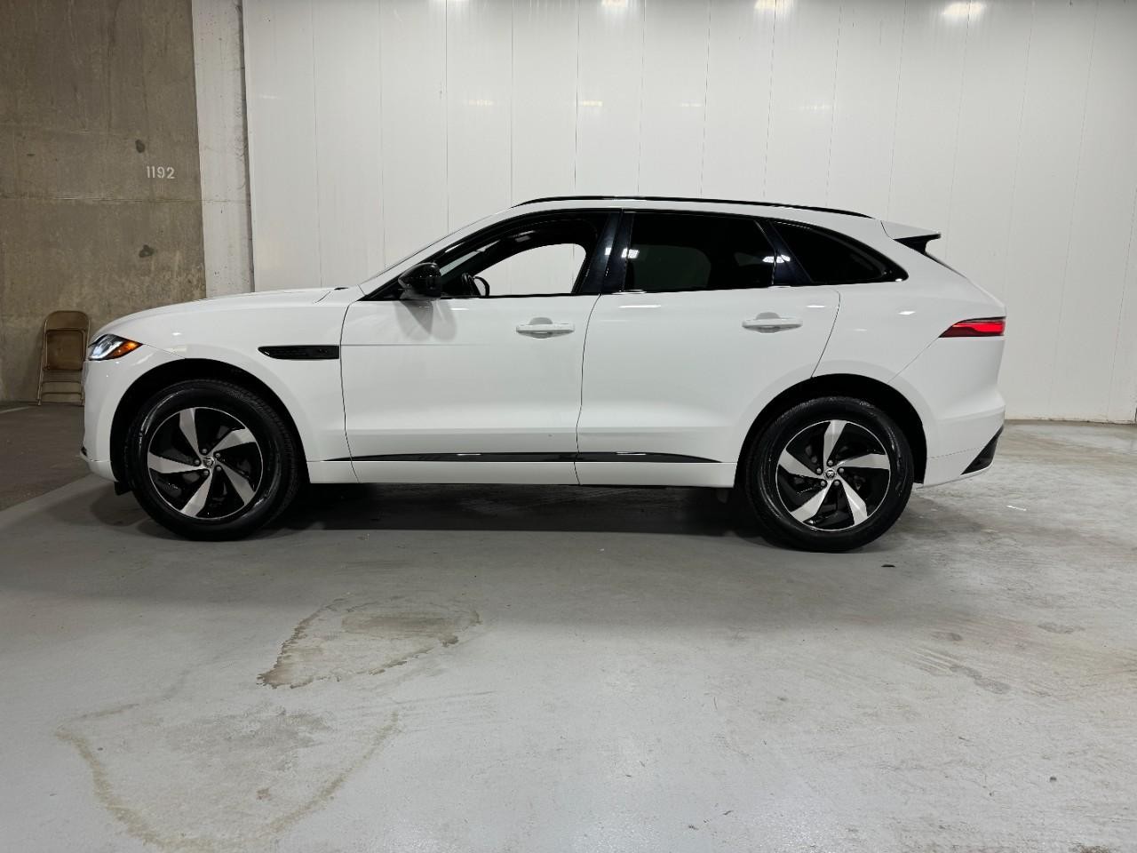 Jaguar F-Pace Vehicle Full-screen Gallery Image 2