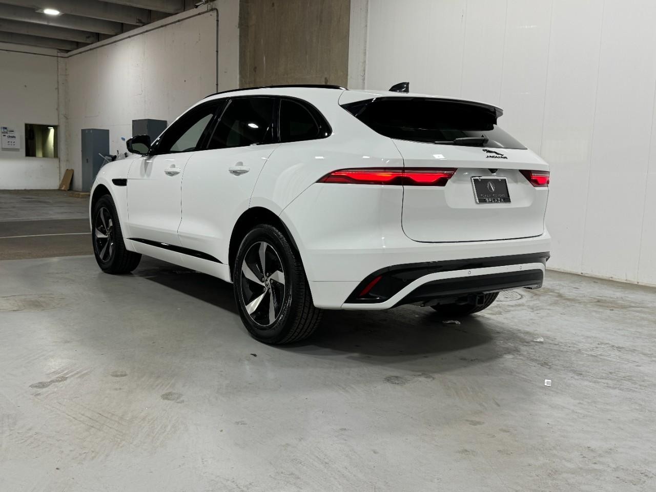 Jaguar F-Pace Vehicle Full-screen Gallery Image 3