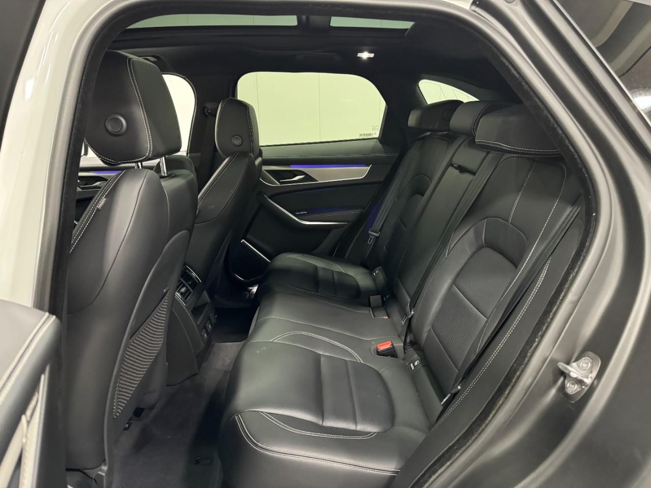 Jaguar F-Pace Vehicle Full-screen Gallery Image 8