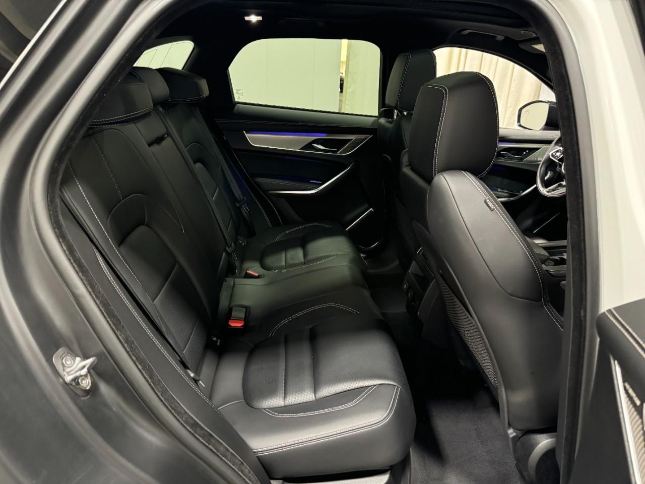 Jaguar F-Pace Vehicle Full-screen Gallery Image 10