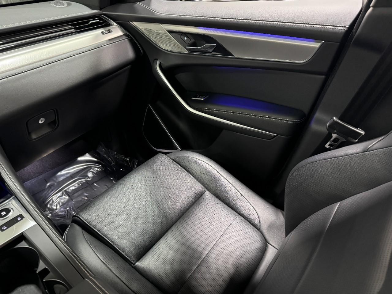 Jaguar F-Pace Vehicle Full-screen Gallery Image 17