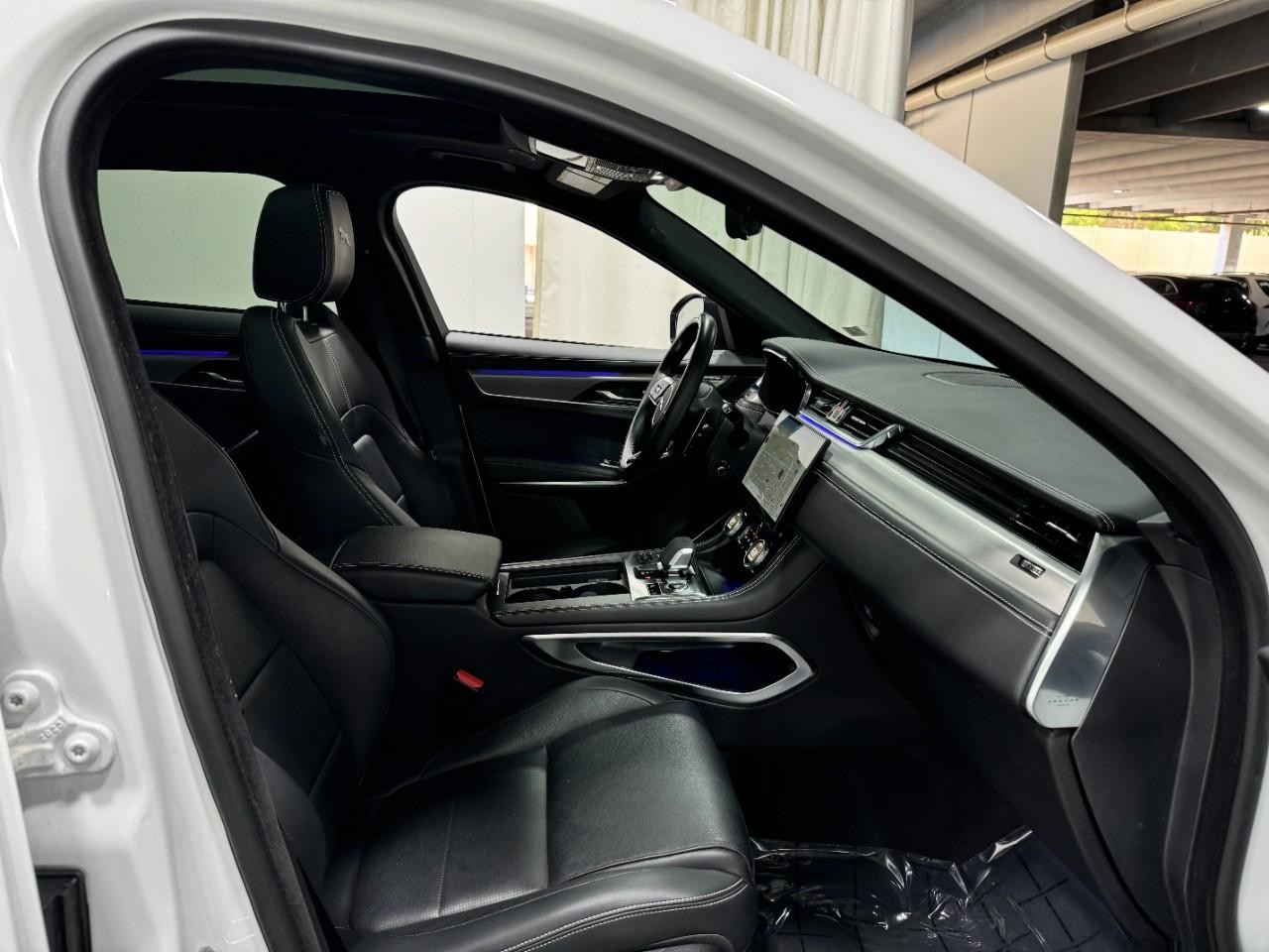 Jaguar F-Pace Vehicle Full-screen Gallery Image 18