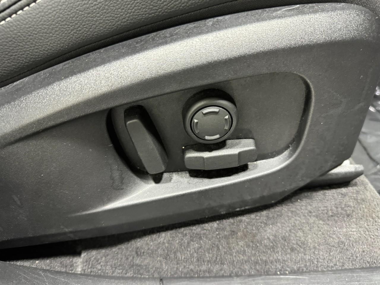 Jaguar F-Pace Vehicle Full-screen Gallery Image 20