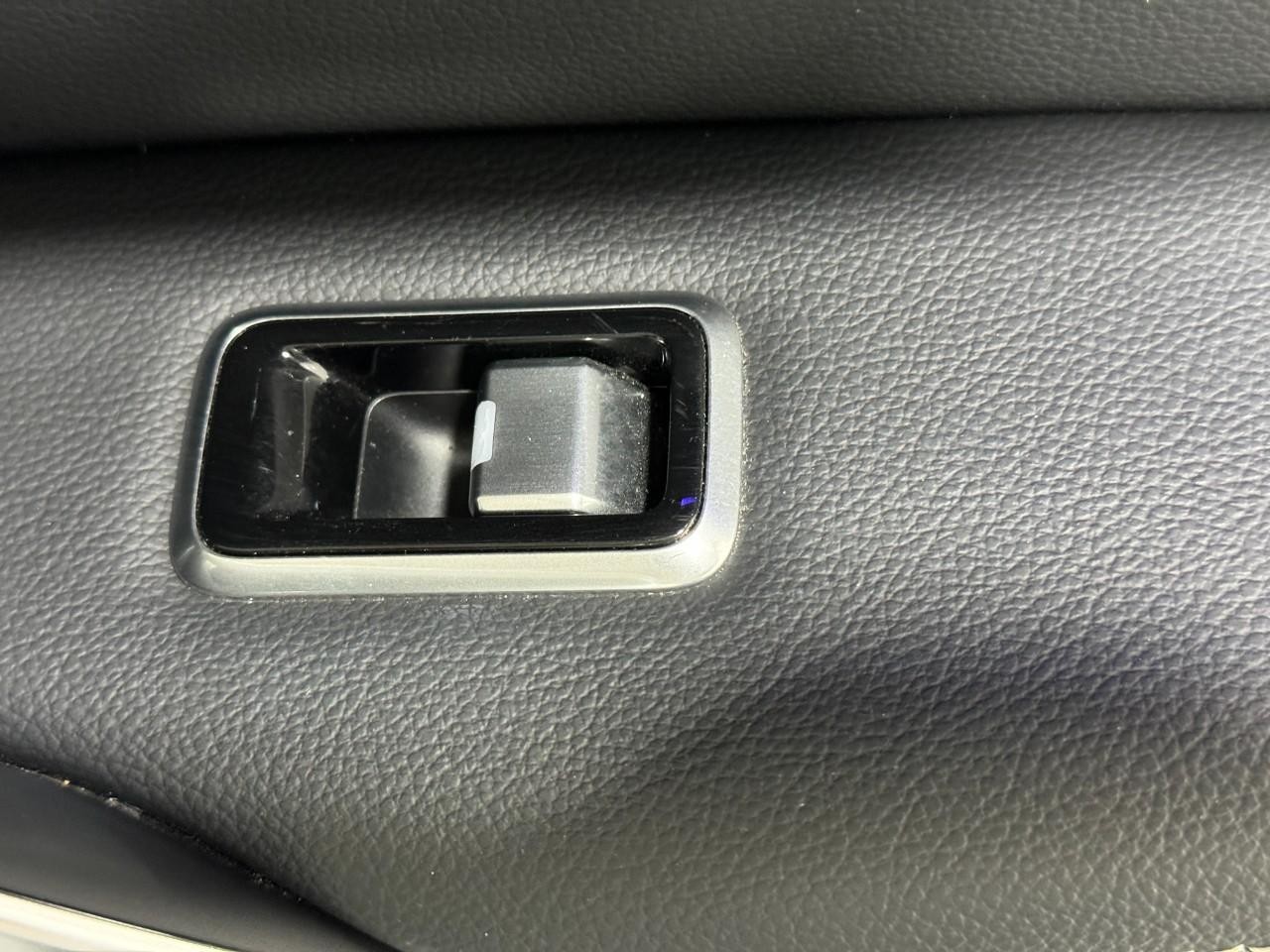 Jaguar F-Pace Vehicle Full-screen Gallery Image 21