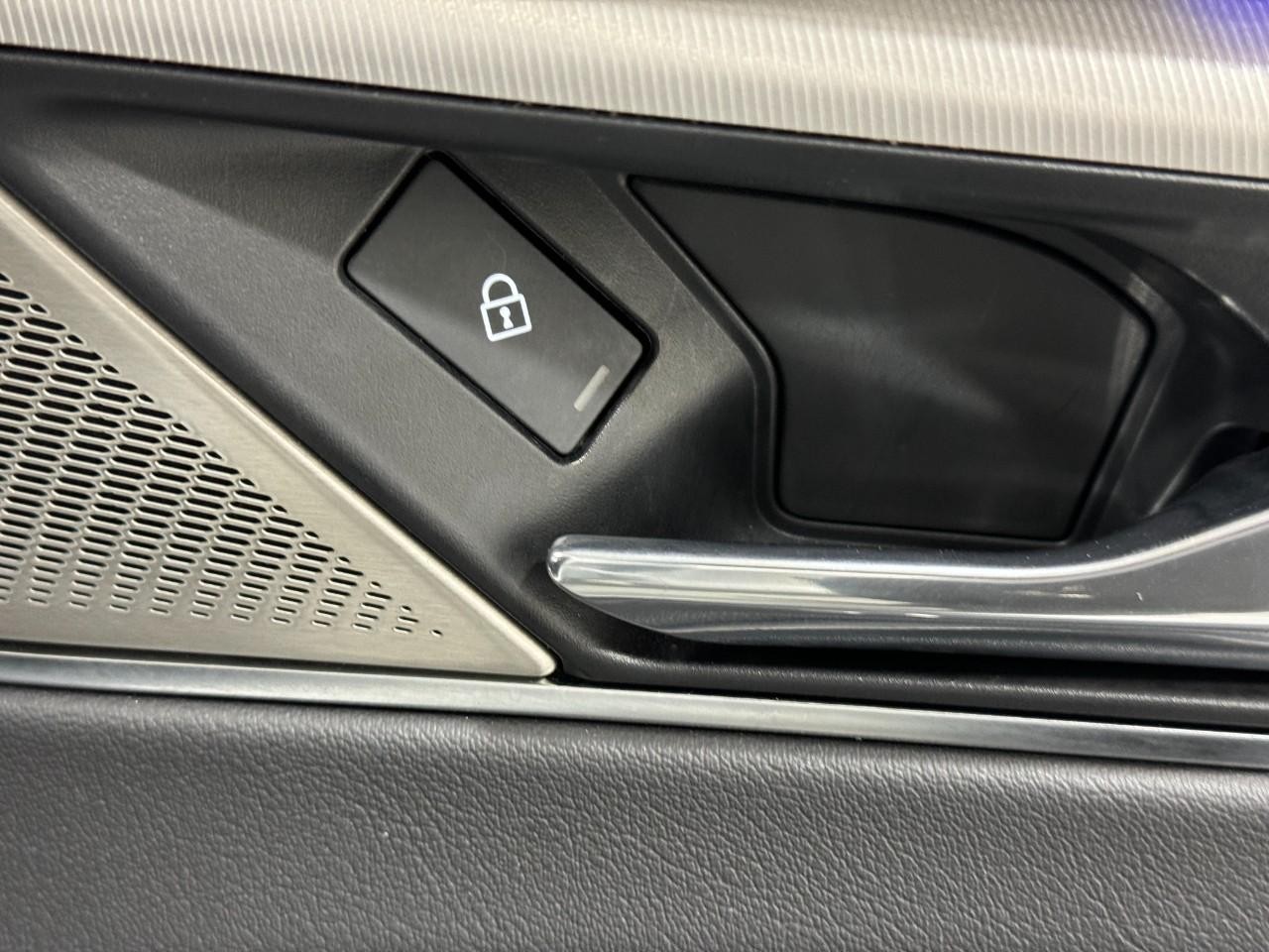 Jaguar F-Pace Vehicle Full-screen Gallery Image 22