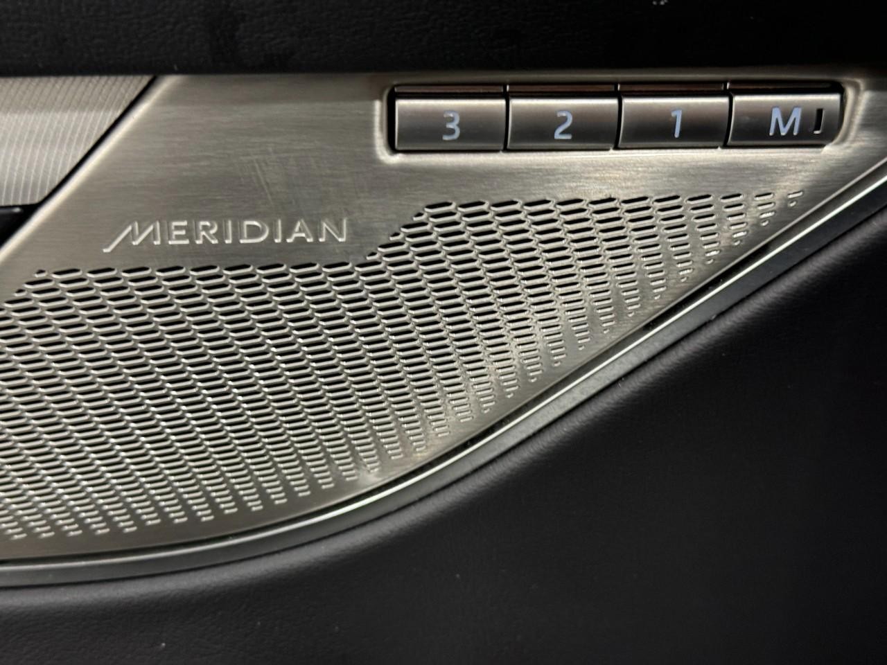 Jaguar F-Pace Vehicle Full-screen Gallery Image 23