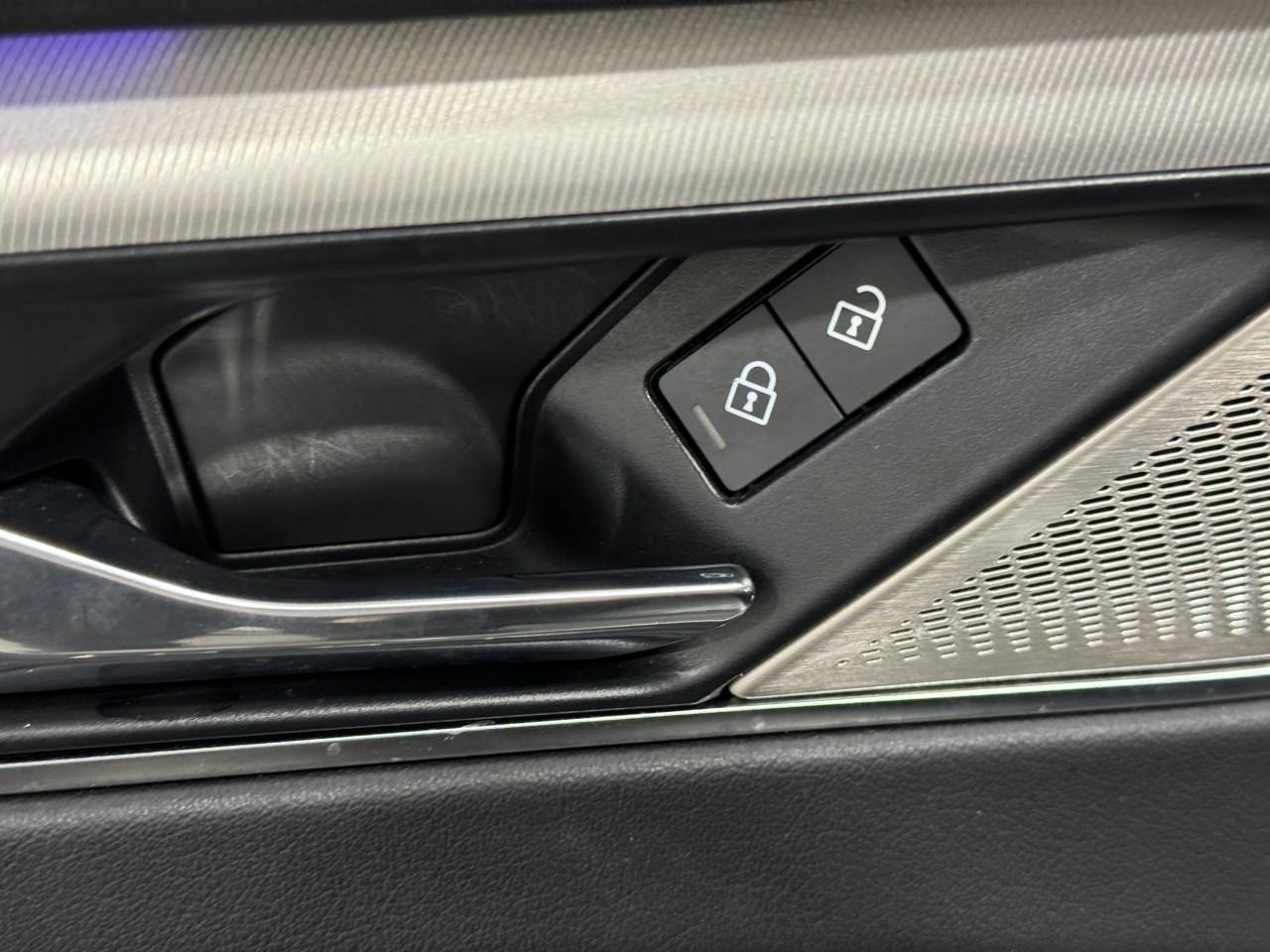 Jaguar F-Pace Vehicle Full-screen Gallery Image 24