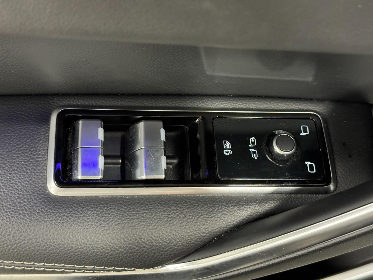 Jaguar F-Pace Vehicle Full-screen Gallery Image 25