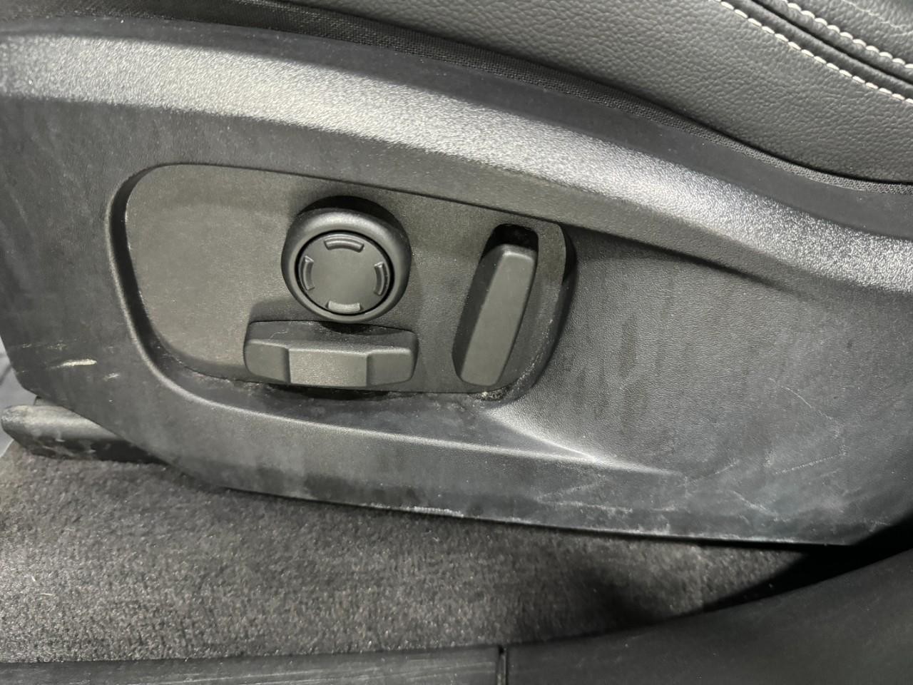 Jaguar F-Pace Vehicle Full-screen Gallery Image 28