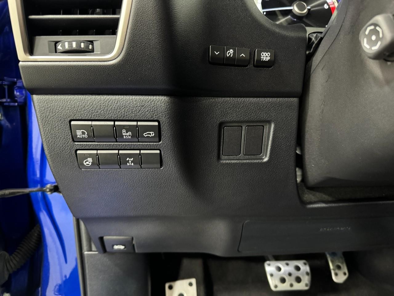 Lexus NX Vehicle Full-screen Gallery Image 25