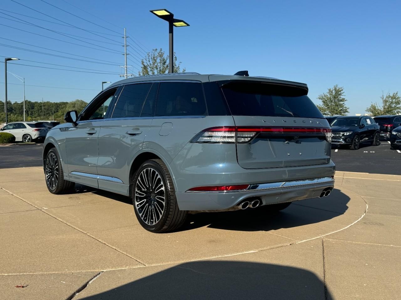 Lincoln Aviator Vehicle Full-screen Gallery Image 3