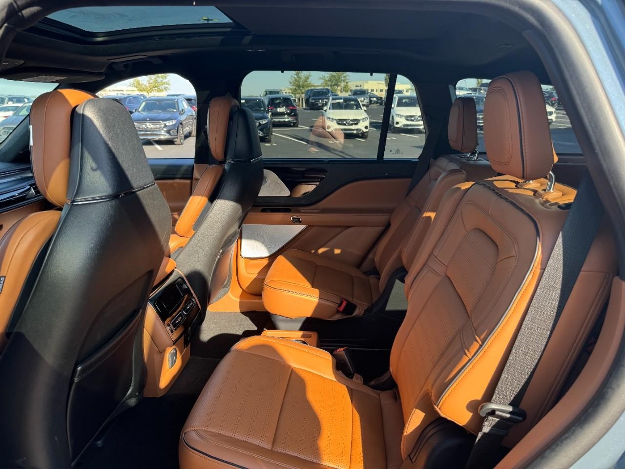 Lincoln Aviator Vehicle Full-screen Gallery Image 9