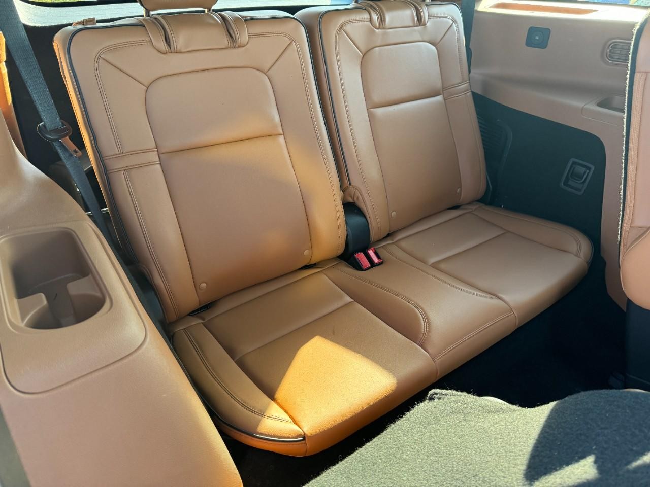 Lincoln Aviator Vehicle Full-screen Gallery Image 11