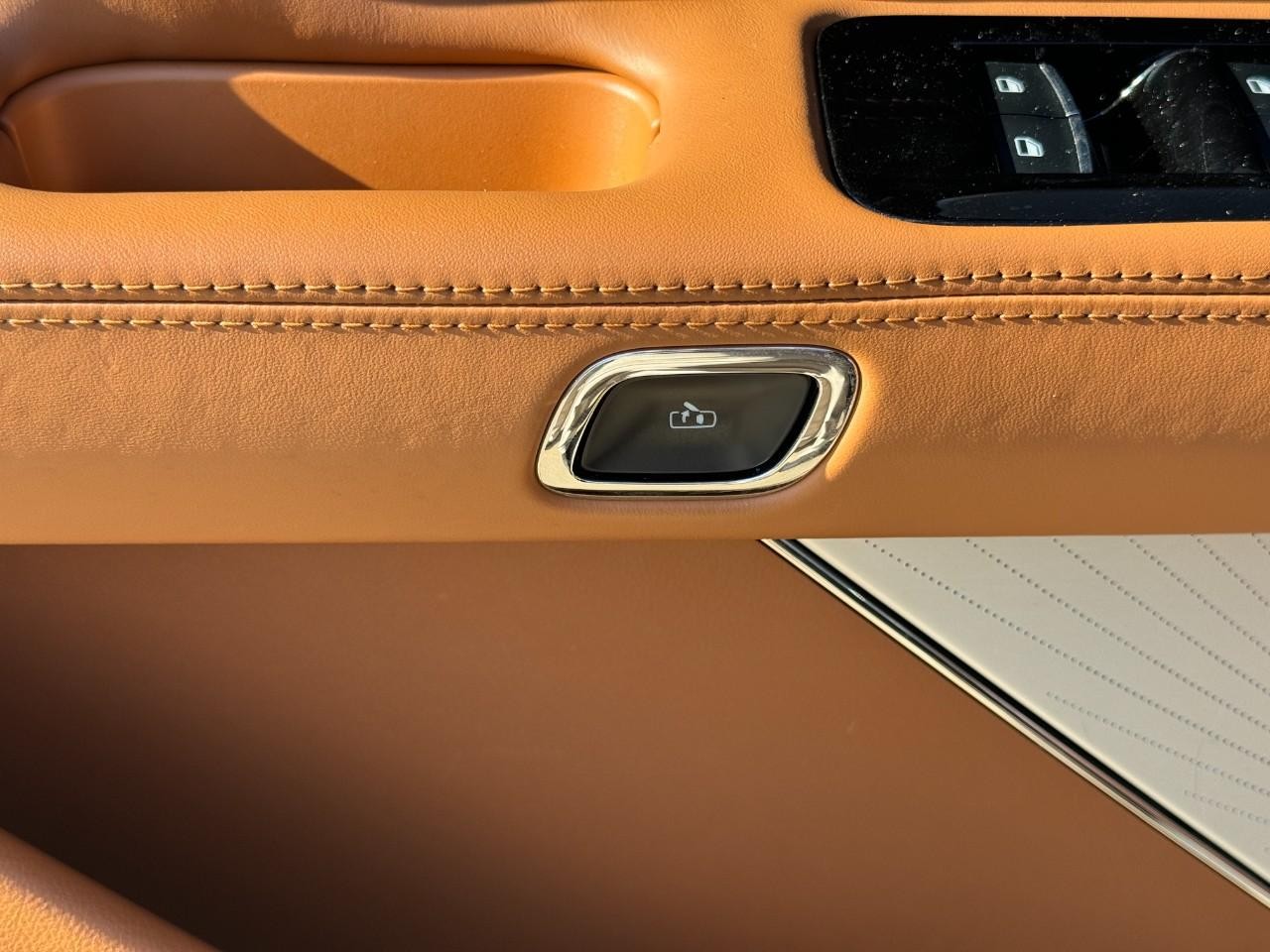 Lincoln Aviator Vehicle Full-screen Gallery Image 26