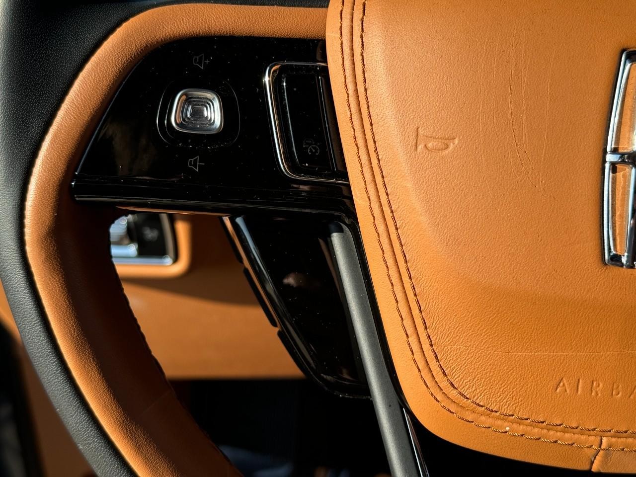 Lincoln Aviator Vehicle Full-screen Gallery Image 30