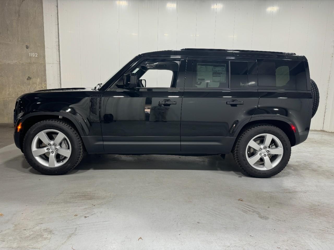 Land Rover Defender Vehicle Full-screen Gallery Image 2