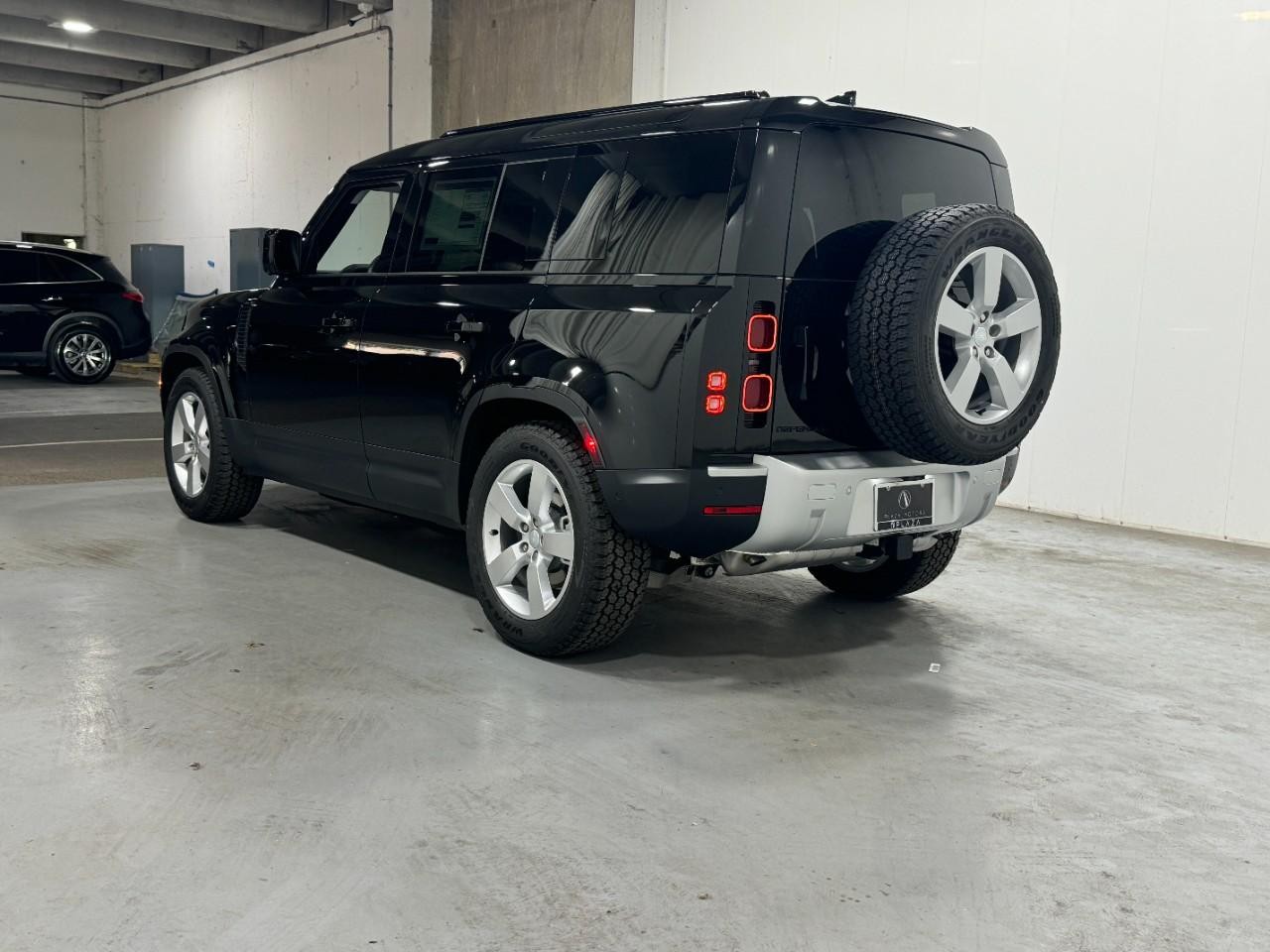 Land Rover Defender Vehicle Full-screen Gallery Image 3