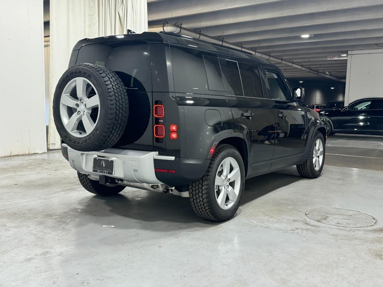 Land Rover Defender Vehicle Full-screen Gallery Image 4