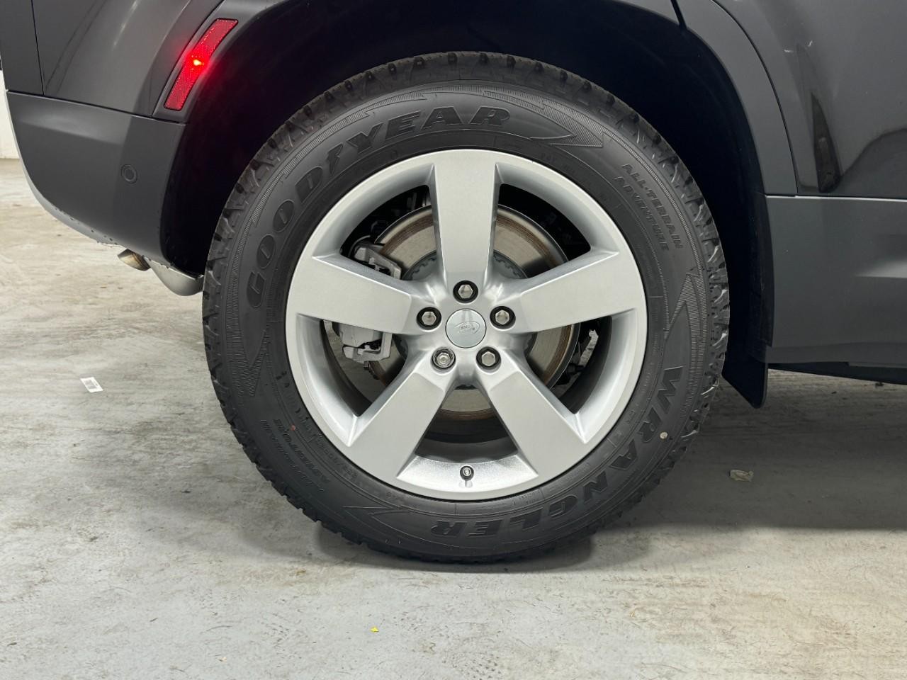 Land Rover Defender Vehicle Full-screen Gallery Image 5