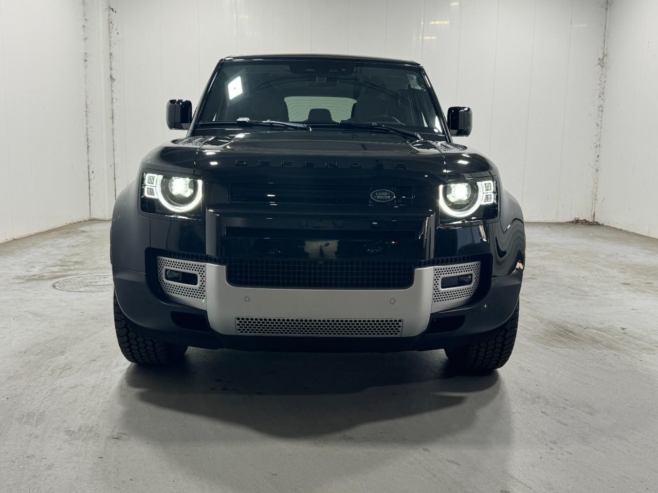 Land Rover Defender Vehicle Full-screen Gallery Image 7