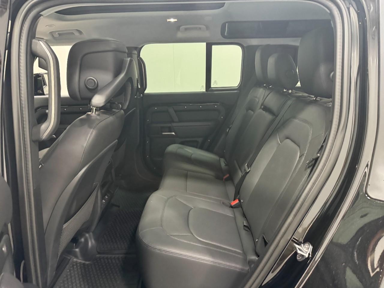 Land Rover Defender Vehicle Full-screen Gallery Image 8