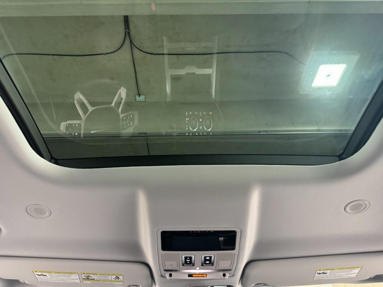 Land Rover Defender Vehicle Full-screen Gallery Image 11