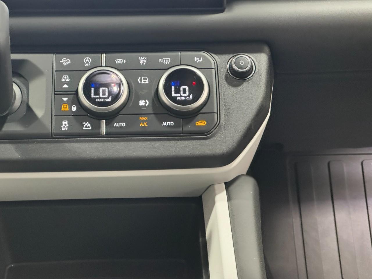 Land Rover Defender Vehicle Full-screen Gallery Image 15