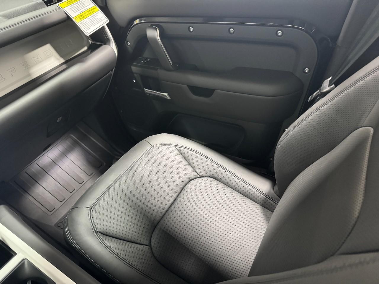 Land Rover Defender Vehicle Full-screen Gallery Image 17