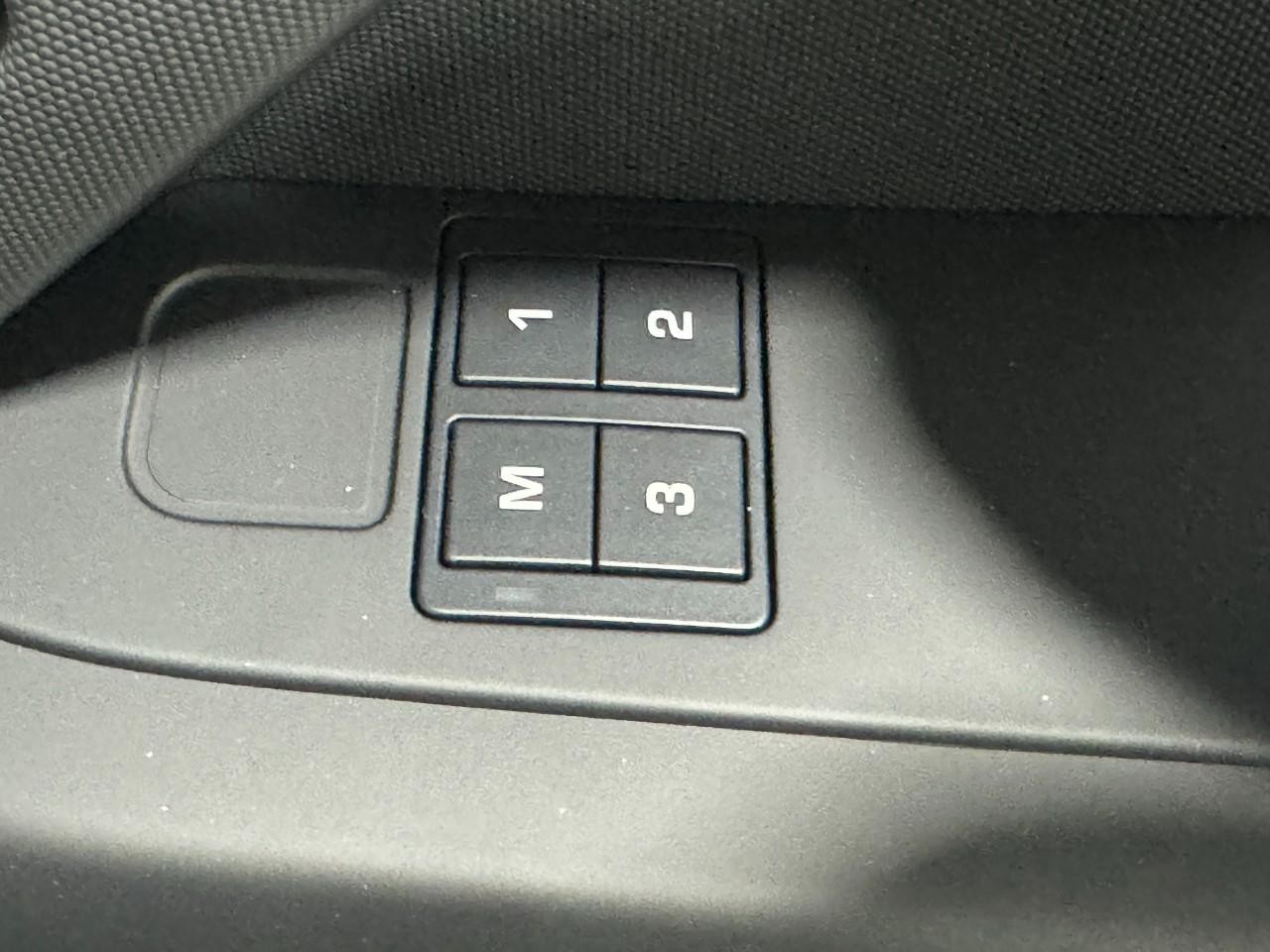 Land Rover Defender Vehicle Full-screen Gallery Image 21