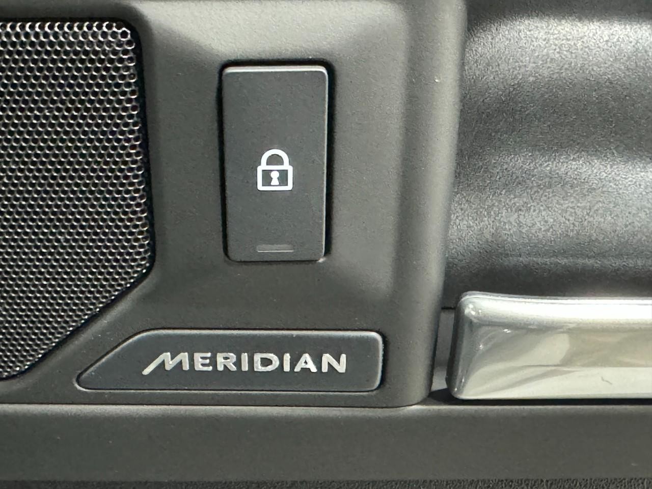 Land Rover Defender Vehicle Full-screen Gallery Image 22