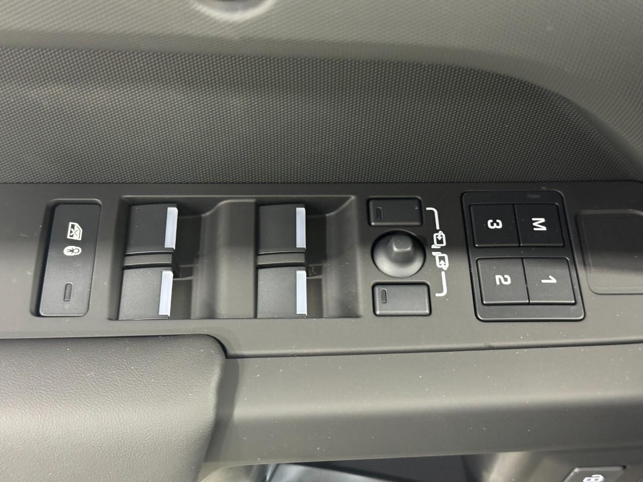 Land Rover Defender Vehicle Full-screen Gallery Image 23