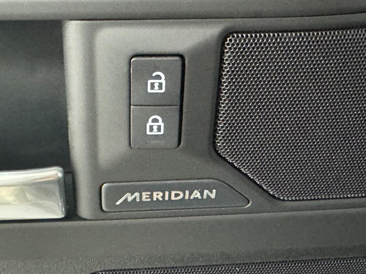 Land Rover Defender Vehicle Full-screen Gallery Image 24