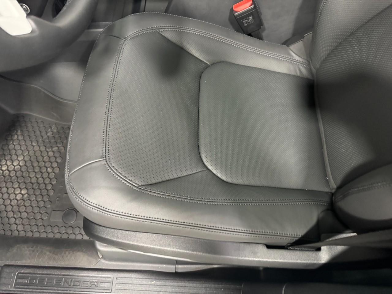 Land Rover Defender Vehicle Full-screen Gallery Image 26