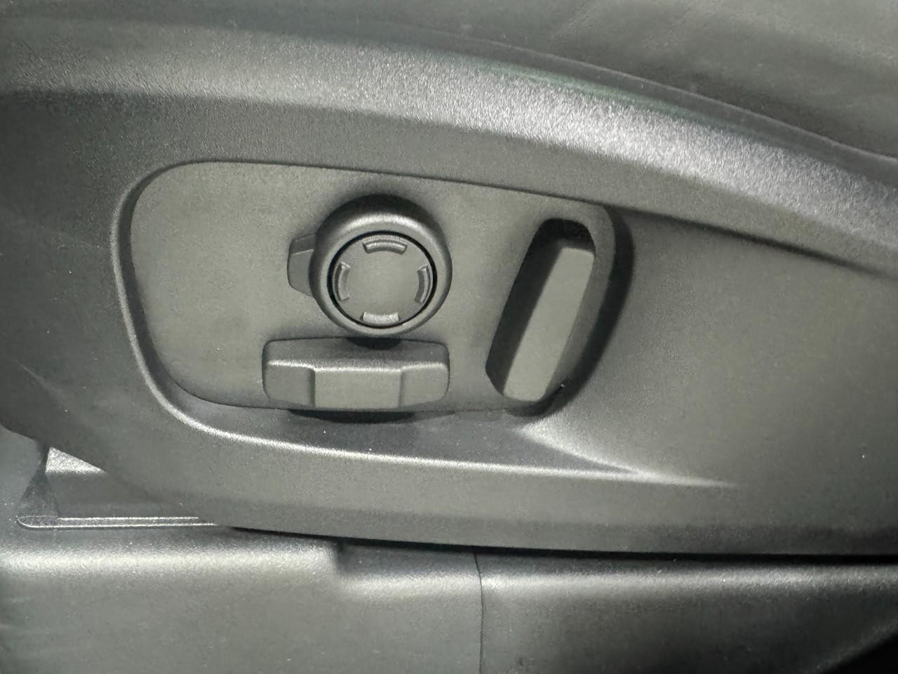 Land Rover Defender Vehicle Full-screen Gallery Image 27