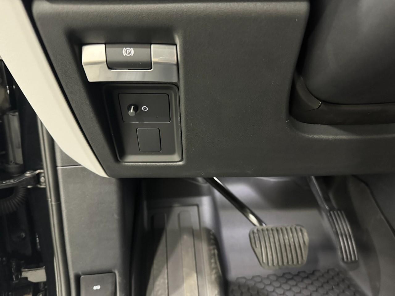 Land Rover Defender Vehicle Full-screen Gallery Image 28