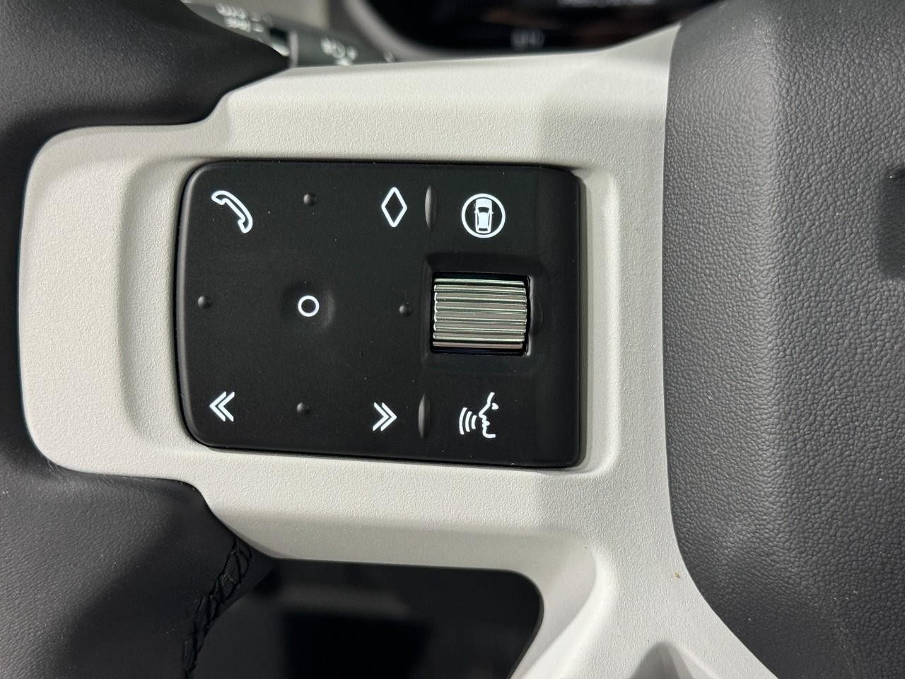 Land Rover Defender Vehicle Full-screen Gallery Image 29