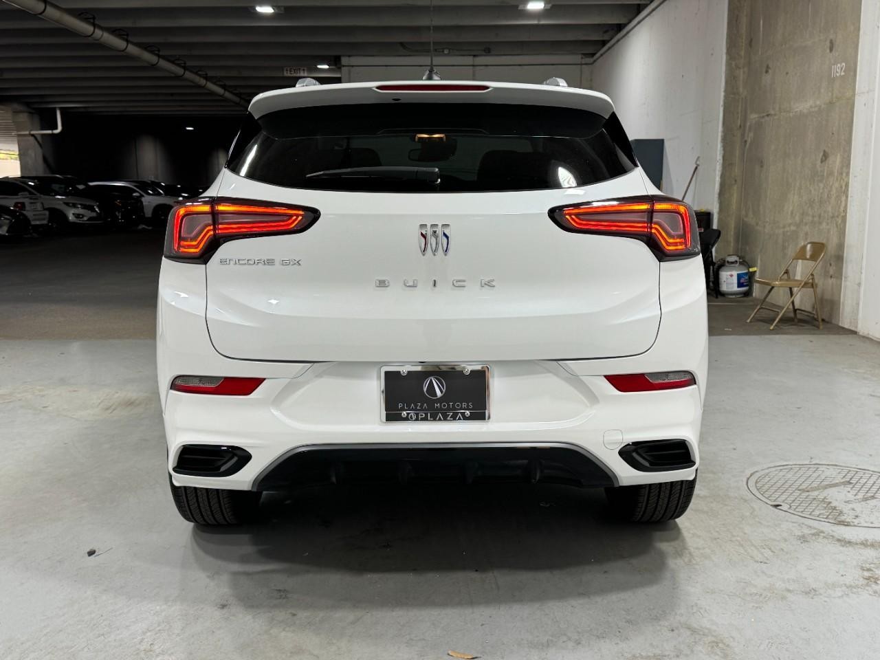 Buick Encore GX Vehicle Full-screen Gallery Image 9