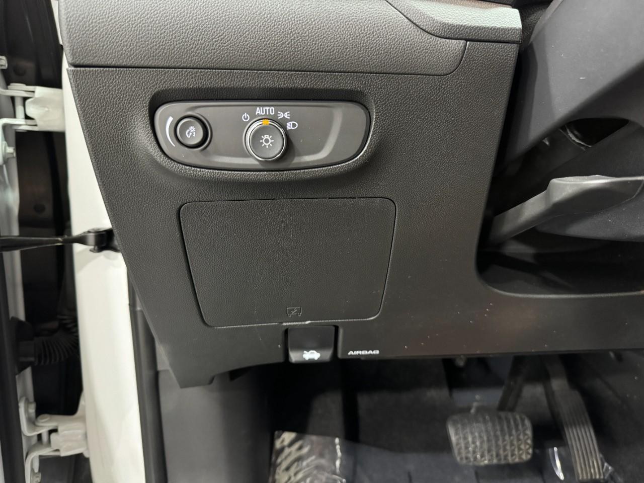 Buick Encore GX Vehicle Full-screen Gallery Image 27