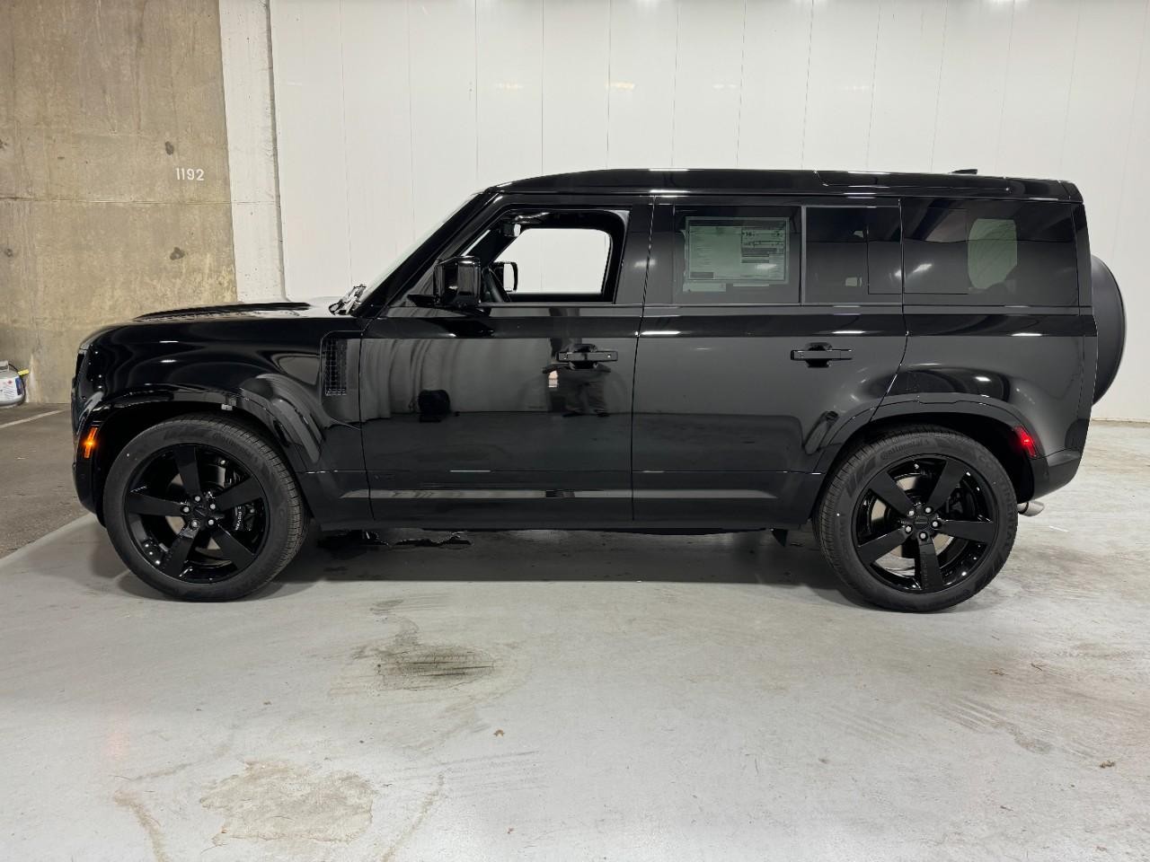 Land Rover Defender Vehicle Full-screen Gallery Image 2