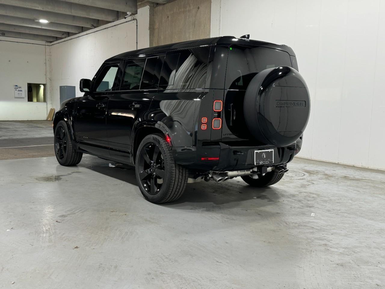 Land Rover Defender Vehicle Full-screen Gallery Image 3