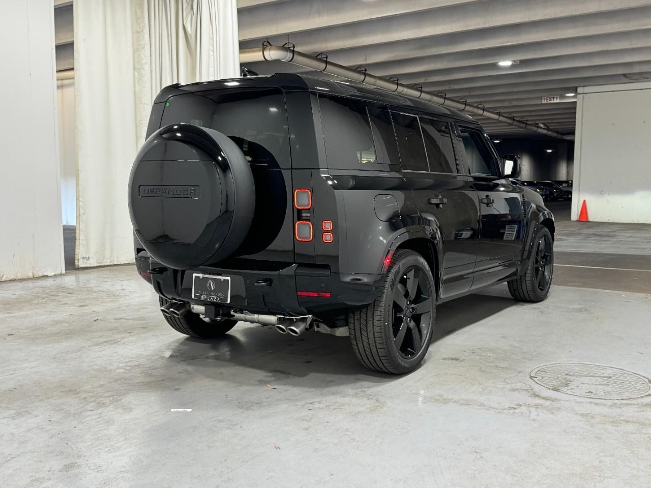 Land Rover Defender Vehicle Full-screen Gallery Image 4