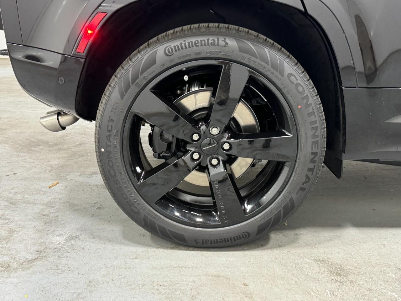 Land Rover Defender Vehicle Full-screen Gallery Image 5