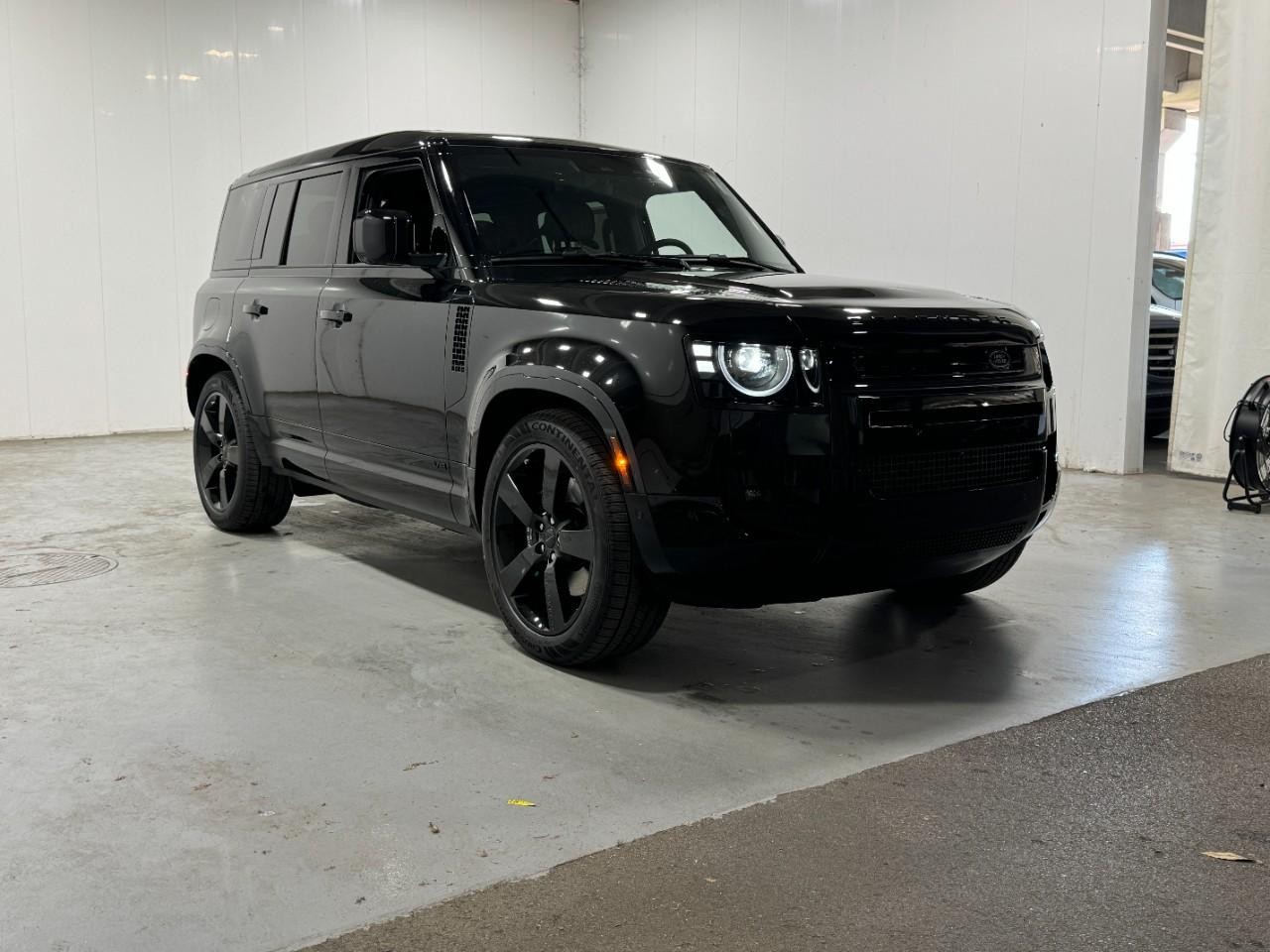 Land Rover Defender Vehicle Full-screen Gallery Image 6