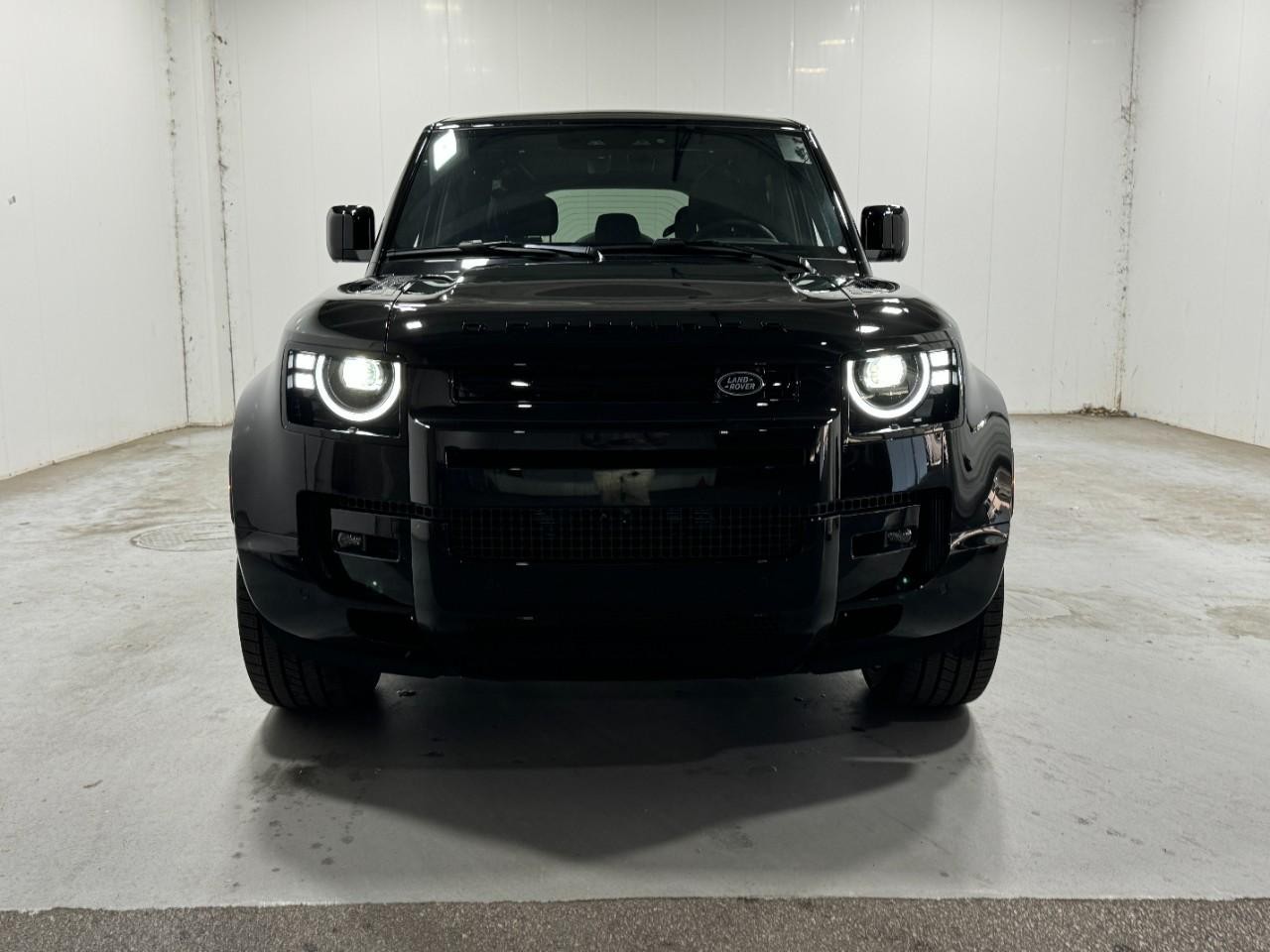 Land Rover Defender Vehicle Full-screen Gallery Image 7