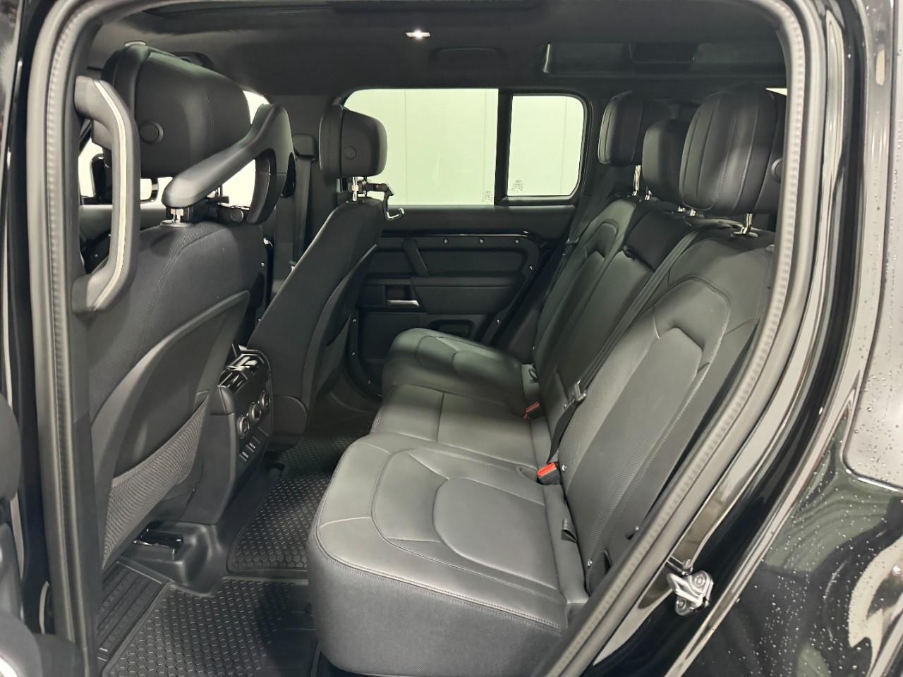 Land Rover Defender Vehicle Full-screen Gallery Image 8